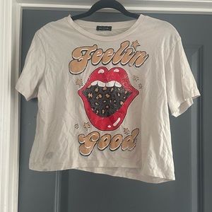 Feelin good crop top lips leapord